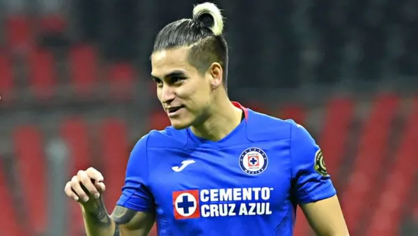 Alexis Peña con la camiseta del Cruz Azul. (Foto: Record)