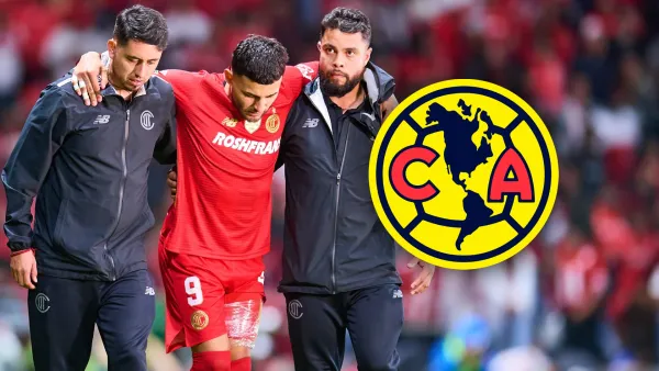 Alexis Vega abandonando la cancha de Toluca por lesión