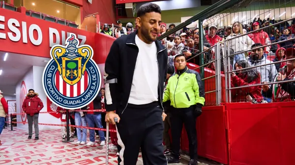 Alexis Vega caminando con muletas en el Estadio de Toluca