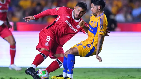Alexis Vega durante el enfrentamiento con Tigres (Foto: MEXSPORT)