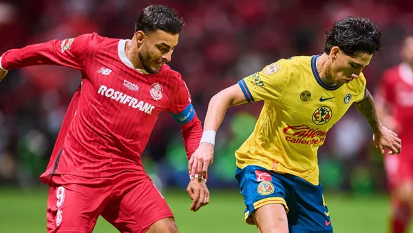 Alexis Vega enfrentando al América (Foto: MEXSPORT)