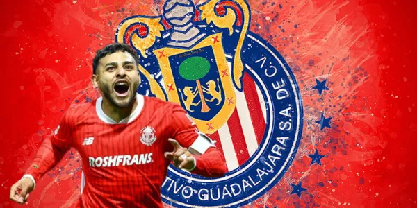 Alexis Vega junto al escudo de Chivas / FOTO FOX DEPORTES
