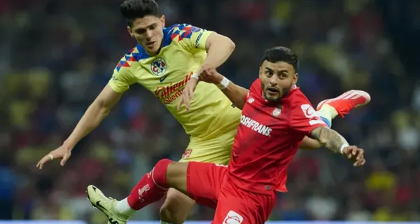 Alexis Vega pelea una pelota con un defensa del América (Fuente: Mexsports)