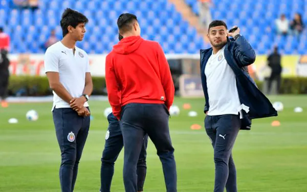 Alexis Vega podría tener una decisión acerca de abandonar a Chivas ahora que se confirmó el regreso de Macías al club.