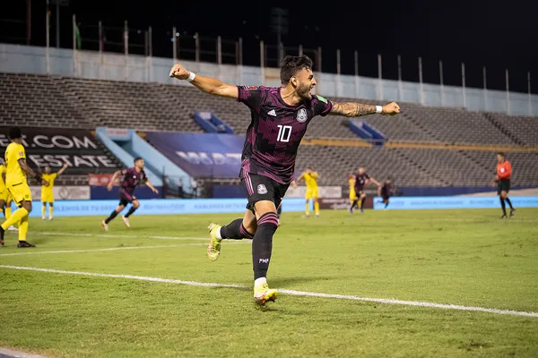Alexis Vega podría tomar una importante decisión sobre su futuro en Chivas gracias a su buen momento futbolístico.