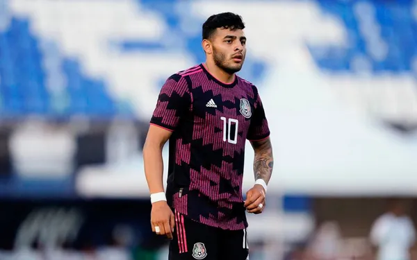 Alexis Vega tuvo una jugada clara para darle un pase de gol a Raúl Jiménez, pero se equivocó de manera terrible y la entregó al arquero.