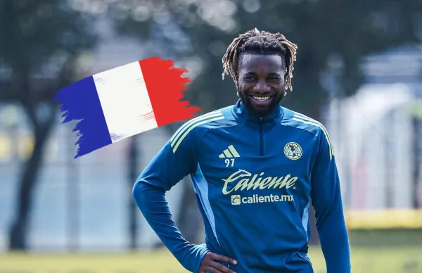 Allan Saint-Maximin dio la sorpresa en el conjunto azulcrema llevando a un par de sus joyas galas.