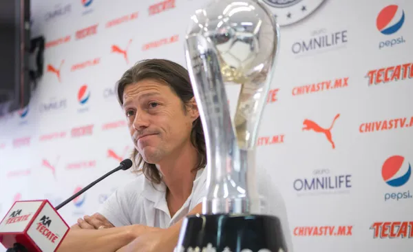 Almeyda en conferencia de prensa con trofeo (Fuente: Mexsports)