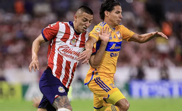 Alvarado pelea una pelota con Diego Laínez (Fuente: Mexsports)