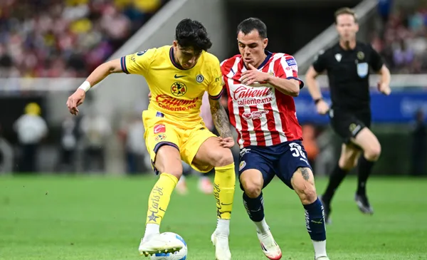 Álvarez defiende una pelota ante la marca de Camberos (Fuente: Mexsports)