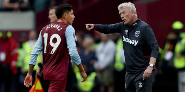 Álvarez disputó el cotejo ante el Sheffield United, sin embargo, tras su salida de cambio, reaccionó con el entrenador David Moyes