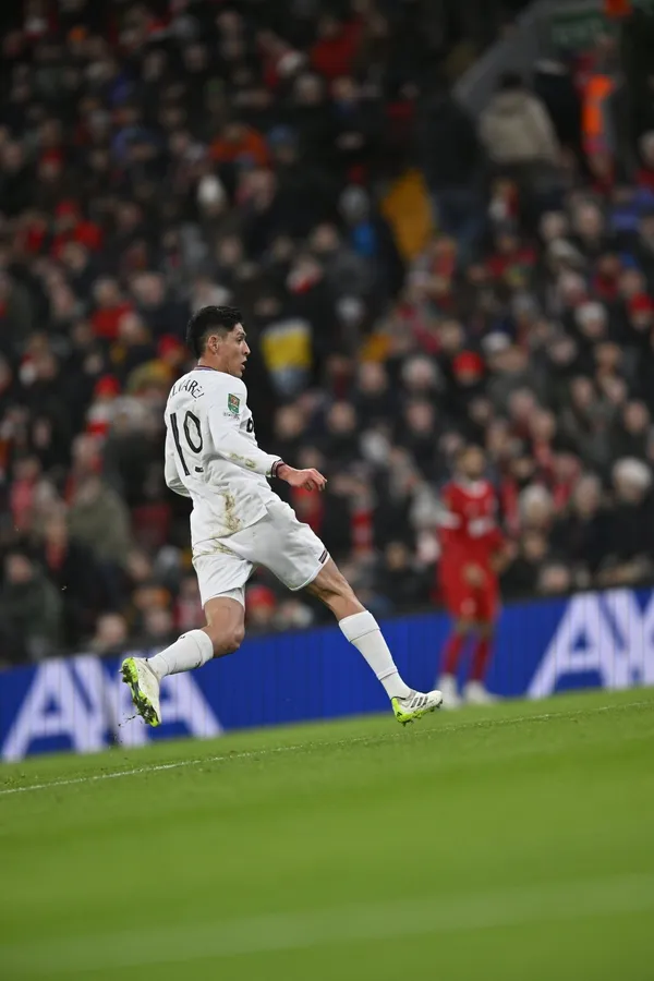 Álvarez y su equipo llegan con la moral baja tras ser goleados por el Liverpool.