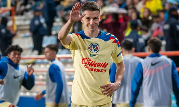 Álvaro Fidalgo en el calentamiento en el partido ante Pachuca (Fuente: Imago)