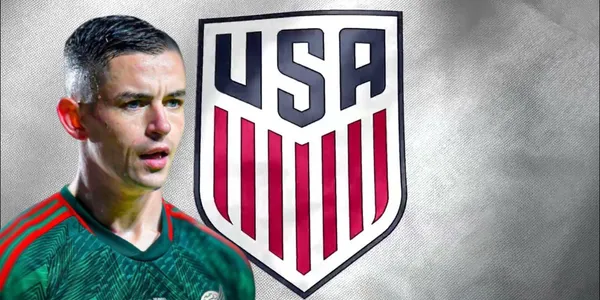 Álvaro Fidalgo junto al escudo de Estados Unidos / FOTO FACEBOOK