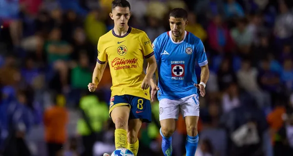 Álvaro Fidalgo recupera una pelota en el clásico joven (Fuente: Mexsports)