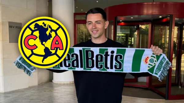 Álvaro Fidalgo saliendo del aeropuerto de Sevilla