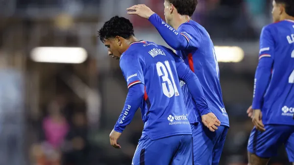 Amaury Morales festejando su gol con Cruz Azul