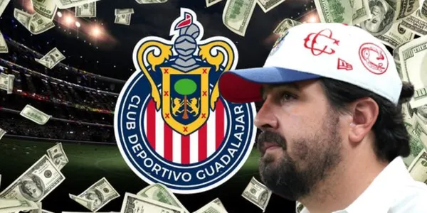 Amaury Vergara junto al escudo de Chivas / CLARO SPORTS