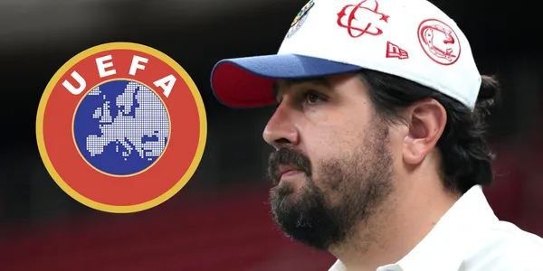 Amaury Vergara junto al escudo de la UEFA / FOTO CLARO SPORTS