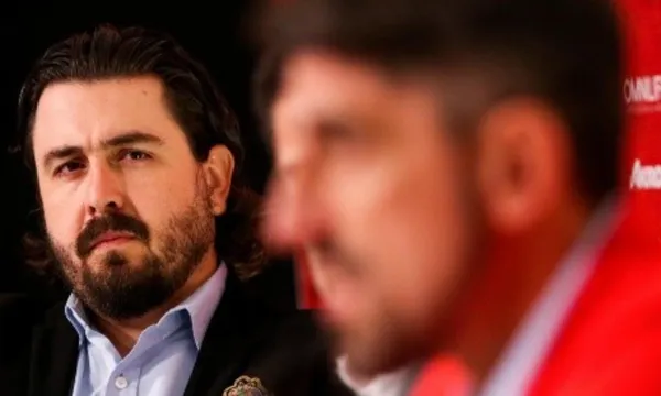 Amaury Vergara mirando a un elemento de las Chivas de Guadalajara (Fuente: Imago)