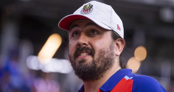 Amaury Vergara se presenta en el campo de juego, para ver un cotejo de Chivas (Fuente: Mexsports)