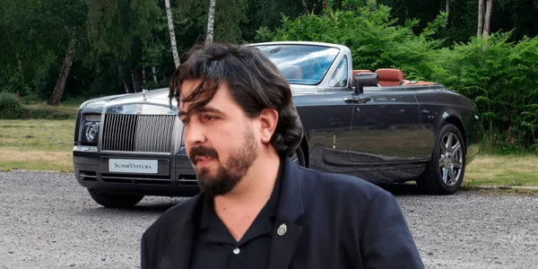 Amaury Vergara y el coche Rolls-Royce con el que apareció en una fotografía