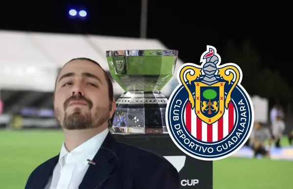 Amaury Vergara y escudo de Chivas/Foto Getty Images.