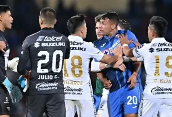 Ambos jugadores se dijeron de palabras en el duelo entre Cruz Azul vs Pumas en la Concachampions