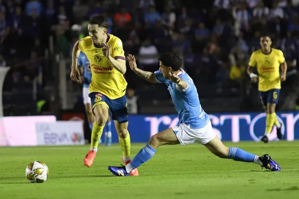 Ambos jugadores se trenzaron una pelea en la que hubo empujones y jalones y todo quedó en la transmisión televisiva