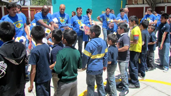 América entregando juguetes. | Foto: @ClubAmerica