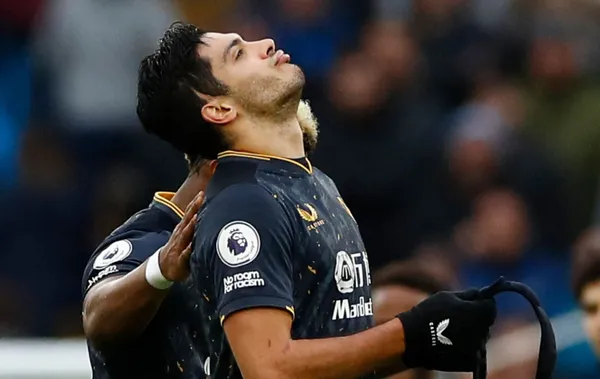 América está en busca del delantero mexicano, pero podría irle mejor si no ficha a Jiménez.