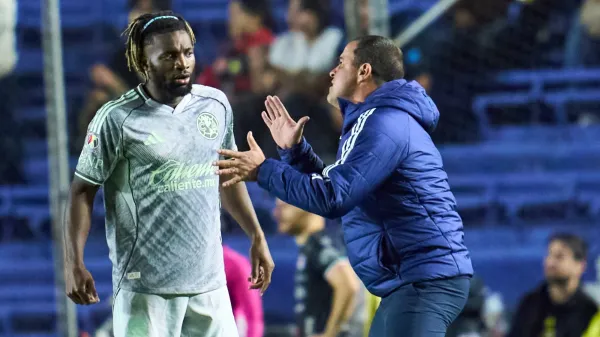 André Jardine dando indicaciones a Saint-Maximin