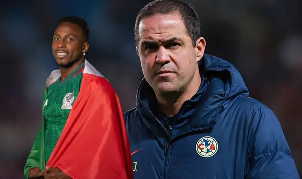 André Jardine dirige un partido del América y Julián Quiñones, cobijado por la bandera mexicana / Imago 7