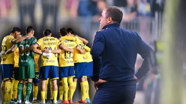 André Jardine dirigiendo al América y jugadores reunidos en la cancha