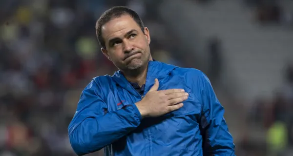 André Jardine en el combinado de las Águilas del América, saludando a su gente (Fuente: Mexsports)