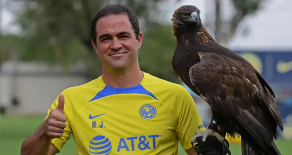 André Jardine junto con un Águila, en el nido de Coapa (Fuente: América)