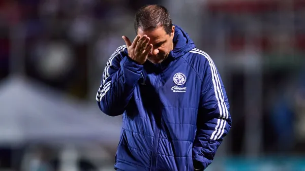 André Jardine lamentándose el resultado del América