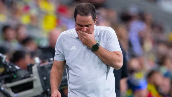 André Jardine lamentándose la derrota del América