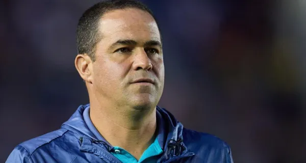 André Jardine mira partido del club América (Fuente: Mexsports)