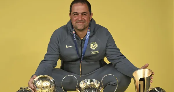André Jardine muestra las copas que consiguió con el América (Fuente: Club América)
