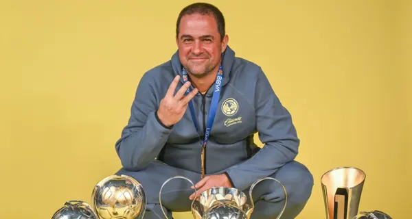 André Jardine muestra los títulos que ganó con el club América (Fuente: Club América)
