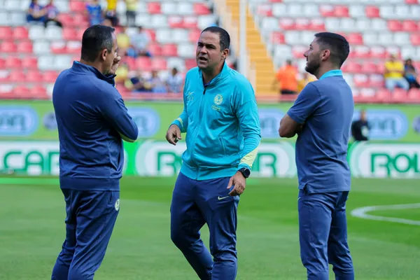 André Jardine platicando previo a un partido del Club América (Foto: Mexsport)