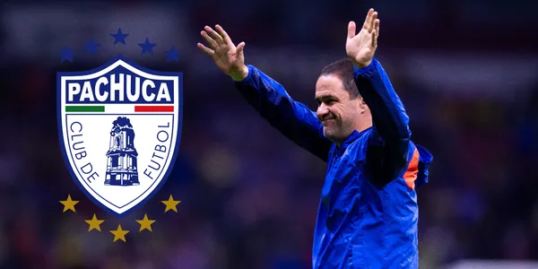 André Jardine saludando a la afición del América en el Azteca. Foto; Esto.