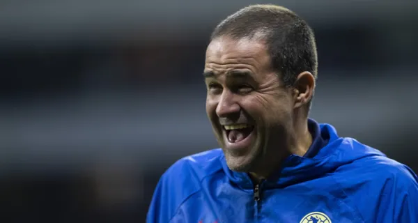 André Jardine sonríe tras que el Club América consigue un gol (Fuente: Mexsports)