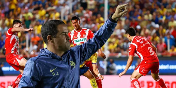 André Jardine y al fondo el partido entre Necaxa y América (Foto: GettyImages)