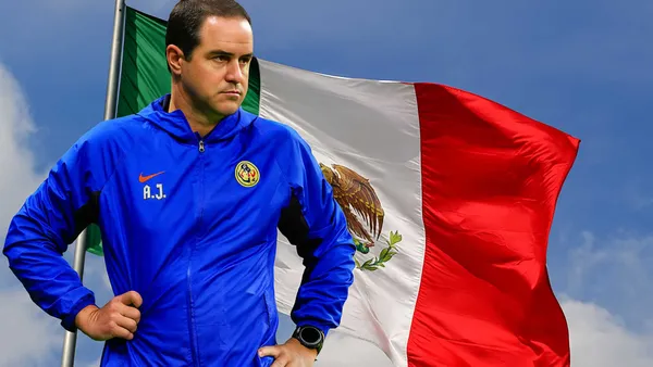 André Jardine y bandera mexicana