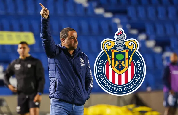 André Jardine y escudo de Chivas/ Foto Club América.
