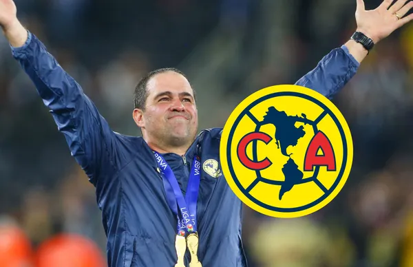 André Jardine y escudo del América/Foto AFP.