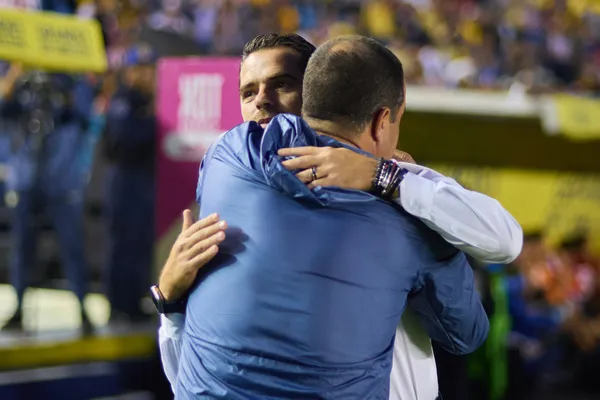 André Jardine y Fernando Gago en el Clásico Nacional (Foto: Mexsport)