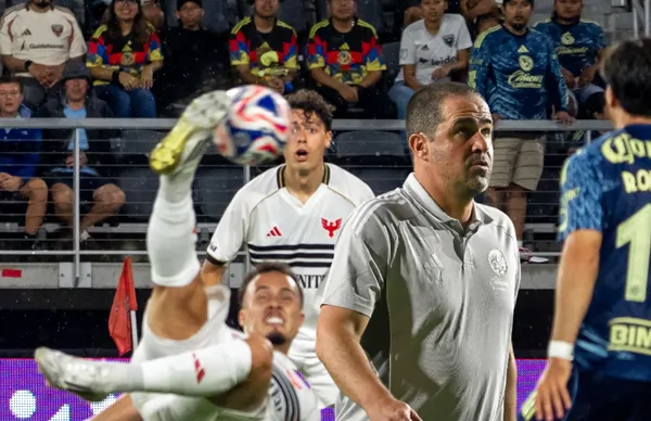 André Jardine y futbolista rematando de media tijera/Foto DC United.